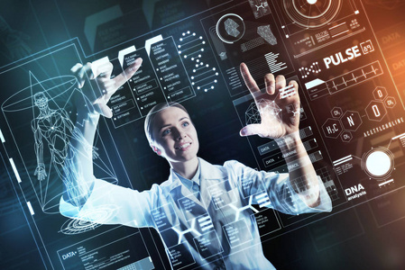 快乐的女人在工作中使用未来技术时感到高兴照片