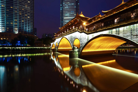 中国古代桥梁建筑的夜晚图片