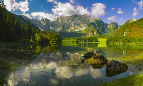 山下湖早上的我朱利安阿尔卑斯山的全景图