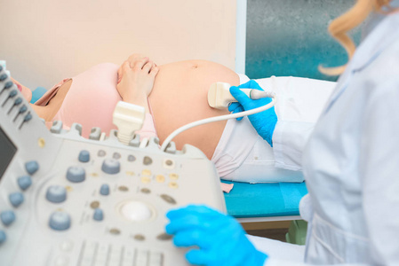 产科妇科医生拍的超声扫描孕妇