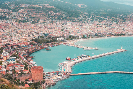 土耳其安塔利亚的红塔。关于城市, 海湾, 船, 海滩和地中海的看法
