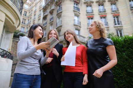 欧美大学在大学附近学习英语的外国学生照片