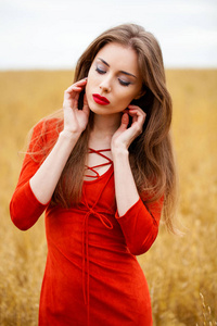 年轻的黑发女人，穿着红色的肖像