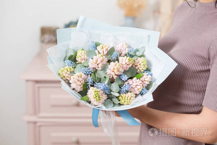 美丽的豪华花束粉红色风信子花在女性手中 花店花匠的工作照片 正版商用图片0ftkp0 摄图新视界