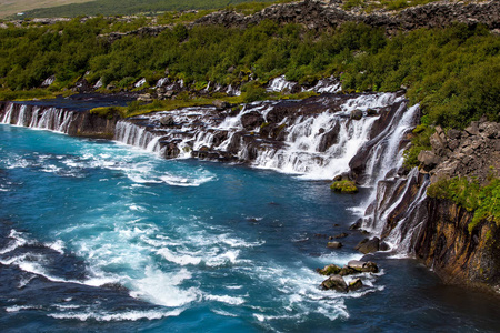 Hraunfossar 系列的瀑布形成的溪流流 ov