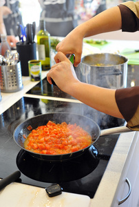 厨师准备到意大利通心粉汤西红柿