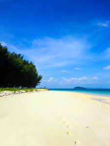 泰国沙敦岛 Bulone 的学校海滩上的白沙