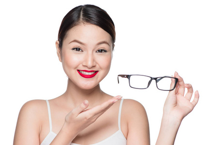 美女亚洲模式与完美的皮肤，戴着眼镜，白色背景上孤立