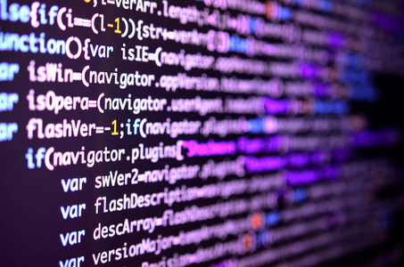 办公室计算机监视器上命令行的宏快照.程序员工作的概念.信息行流照片