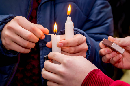 人们点燃蜡烛图片