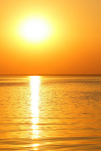 橙色的太阳越过海的地平线,美丽的日落,复制的空间,景观与大太阳,的地平线上水面,空白的设计师,橙色图案