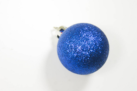 蓝色发亮的球来装饰圣诞树