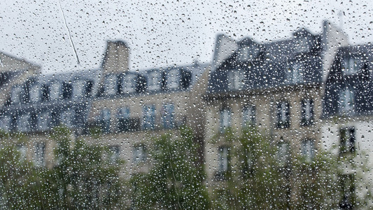 车窗下雨图片