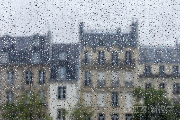 雨季美丽之旅：法国巴黎的老城景观