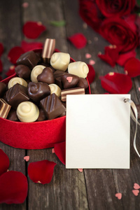 在一个心形的盒子和一束红色玫瑰与 c 巧克力