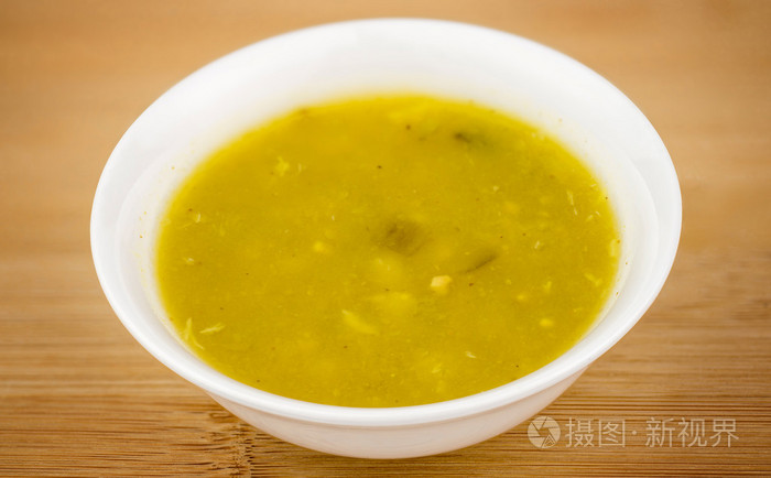 碗的印度香料扁豆咖喱汤