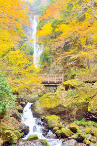 康巴河瀑布和秋季在冈山的木桥