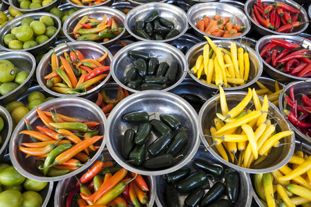 辣椒不同品种是在场外交易市场上板上。智利辣椒 红辣椒 刺激性花束的胡椒，花椒。伟大的蔬菜卖家的照片