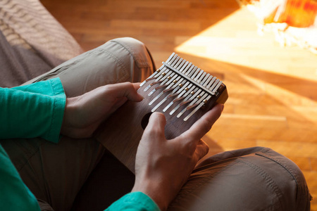 kalimba拇指钢琴手持传统非洲乐器的人 kalimba 在手里.