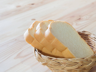 面包上柳条篮子，松木制的桌子上