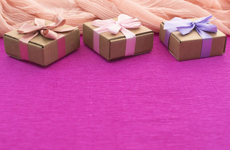 节日组合三卡拉服特盒与礼物在明亮的粉红色背景