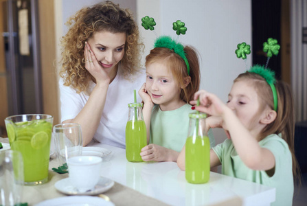 妇女与孩子庆祝圣帕特里克的天在家