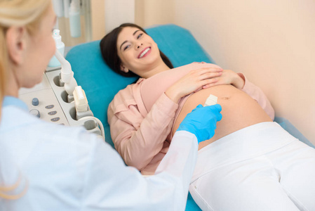 产科妇科医生对年轻孕妇进行超声检查