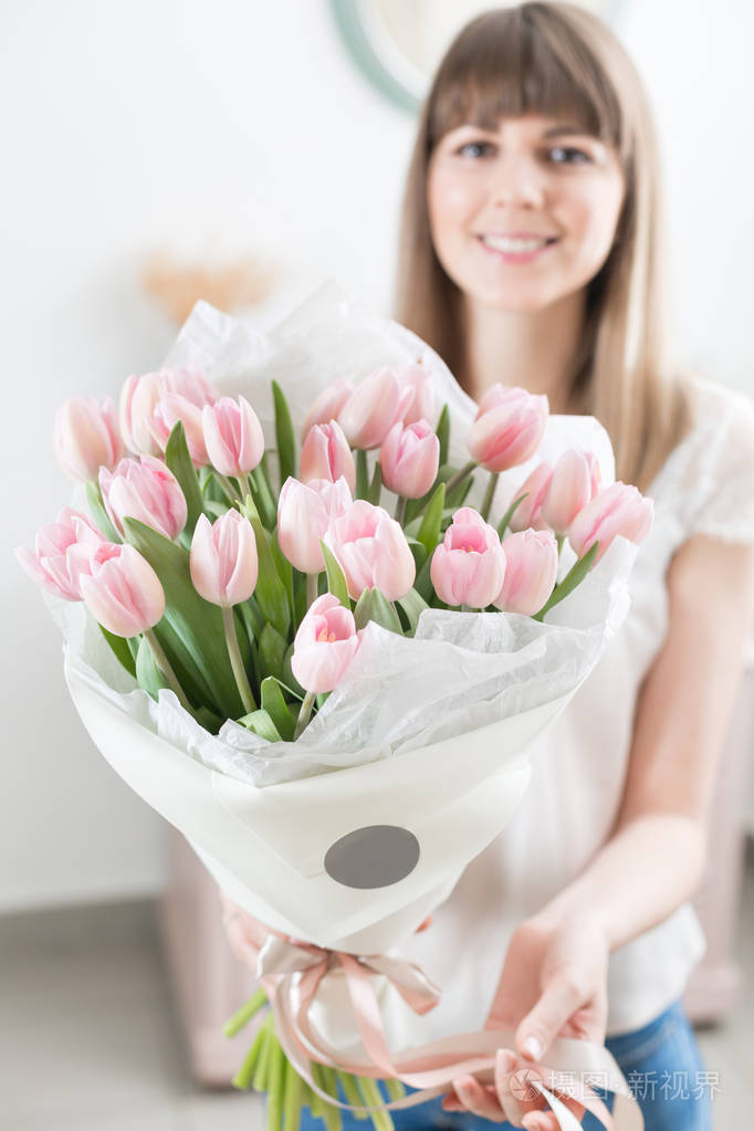 礼物给一个微笑的女孩.鲜花花束