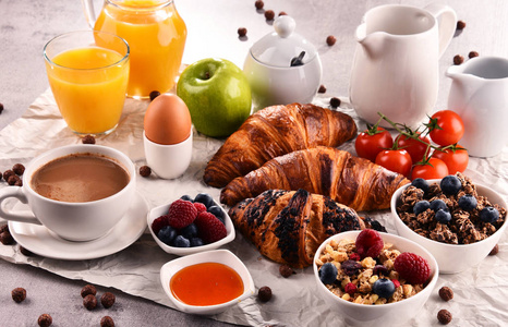 早餐有咖啡 果汁 羊角面包和水果