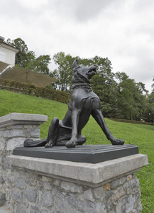 在蒂沃利公园的狗雕像。卢布尔雅那