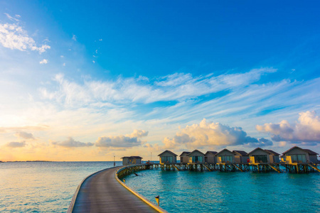 美丽的日出，在热带的马尔代夫 islan 水别墅