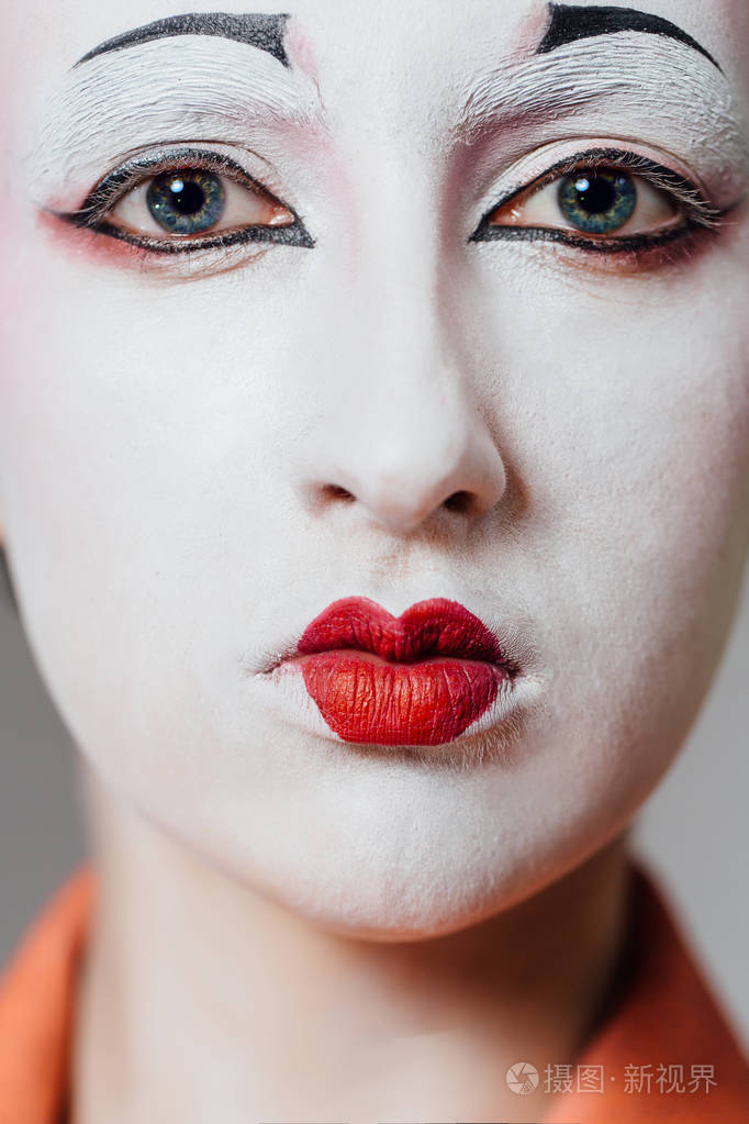 女人在艺妓化妆和传统的日本和服.工作室, 室内