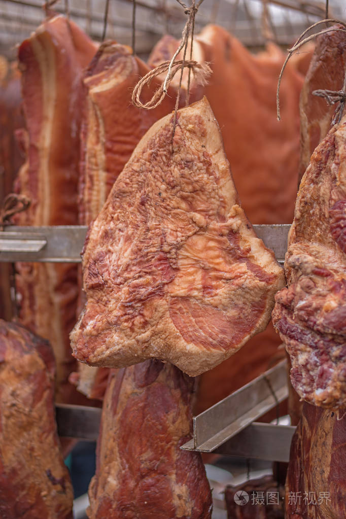 挂熏猪肉熏肉