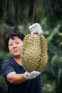 持榴莲的亚洲农夫是水果之王