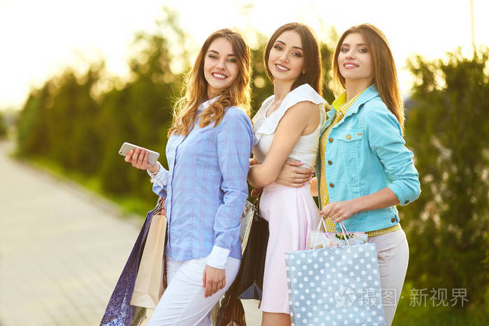 女孩购物后在城市里逛.好心情.黄昏之光.购物理念