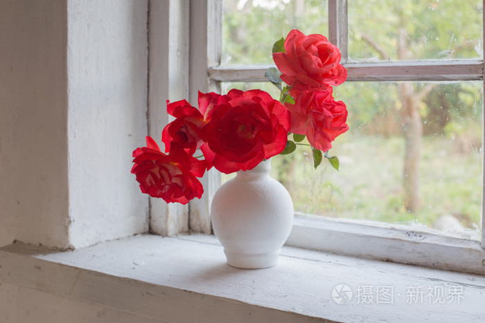 窗台上的红玫瑰