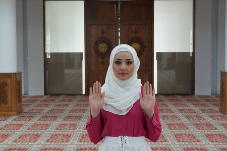 女人清真寺在清真寺做礼拜的穆斯林女人照片