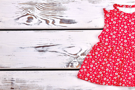 婴儿女孩漂亮的红色印花连衣裙