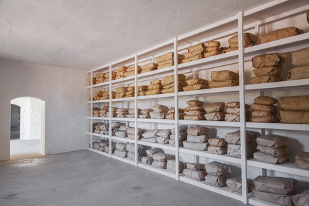 捆绑货物堆积的储藏室照片