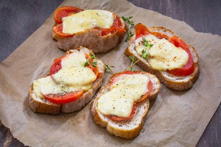 烤面包，奶酪和番茄