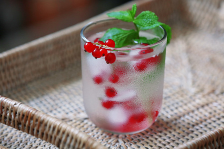 Glass 提神的夏季饮料与浆果的冷
