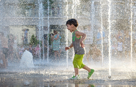 激动的男孩之间水射流，在喷泉的乐趣。夏天我