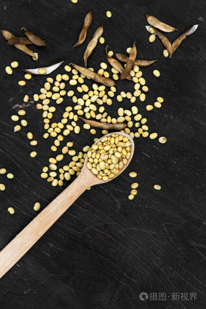 大豆豆荚,黄豆丰收背景大豆上木制的背景.乡村风格