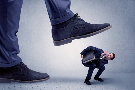 年轻的商人粉身碎骨餐厅和粉身碎骨年轻的商人粉身