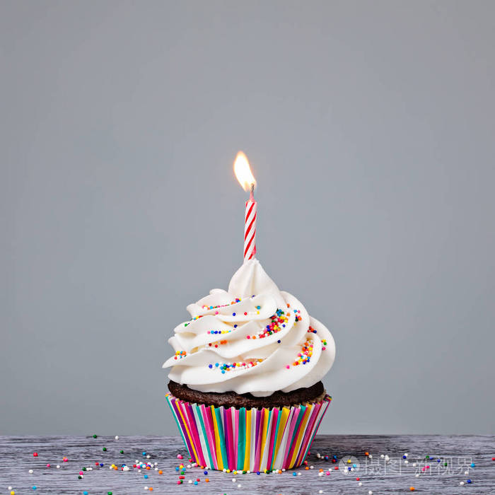 与红蜡烛的生日蛋糕