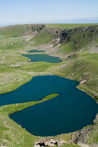 在 Artvin 中的绿色自然背景下的高原湖