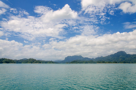 绿湖和山在 Ratchaprapha 大坝的夏日风景