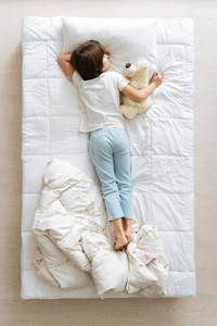 打坐在卧室里的女人美女听音乐,打视频电话,早上躺在舒适的床上,穿着