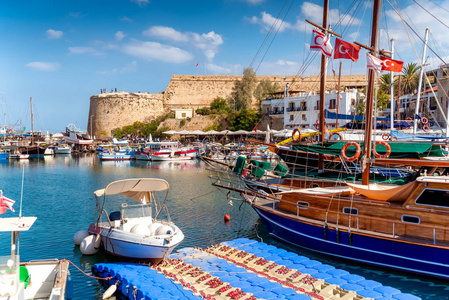 在 Girne 港停泊的船只, 背景为堡垒