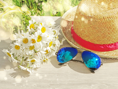 太阳镜帽子和雏菊花夏季假日背景